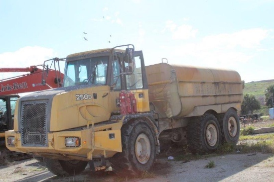 2007 JOHN DEERE 250D Articulated Water Tanker