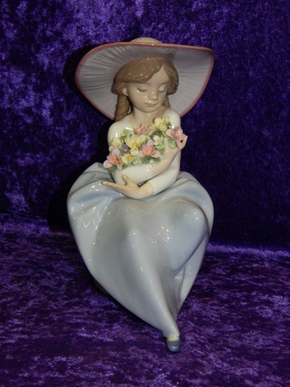 LLADRO GIRL WITH FLOWERS FIGURENE