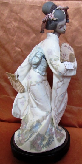 SIGNED LLADRO ASIAN DANCER WITH FAN