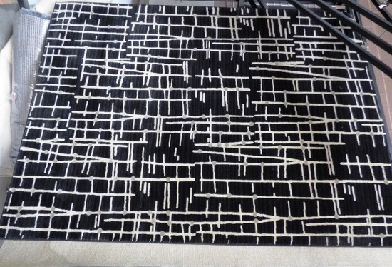 NEW 8'X5' BLACK & WHITE AREA RUG