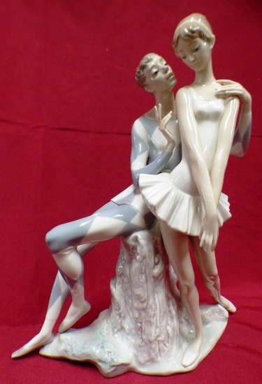 14" TALL ELEGANT LLADRO OF DANCING COUPLE