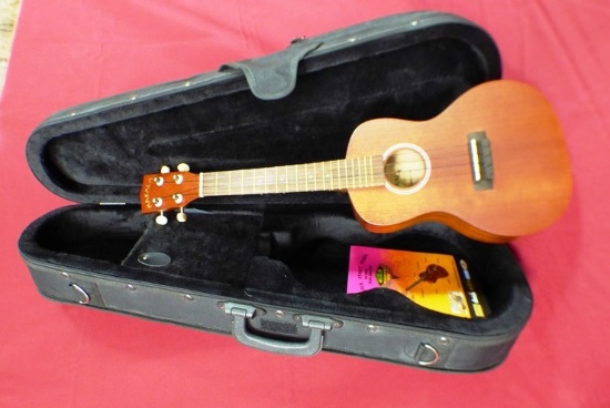 MAKALA UKELELE W/CARRYING CASE - GREAT CONDITION