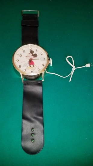VINTAGE MICKEY MOUSE WALL CLOCK