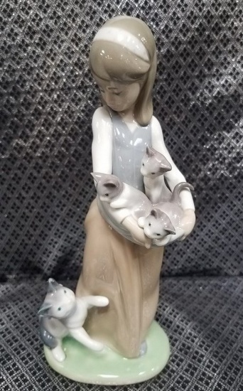 9" TALL LLADRO GIRL WITH KITTENS FIGURINE