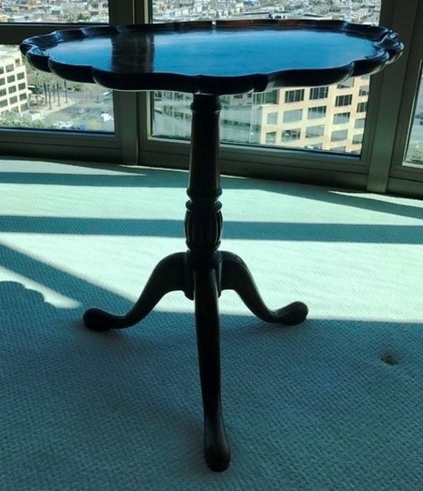 GORGEOUS PIE CRUST INLAID LAMP TABLE FROM ESTATE