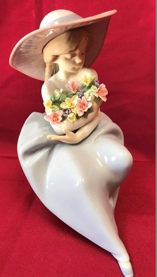 8" TALL LLADRO GIRL SITTING WITH BIG HAT & FLOWERS