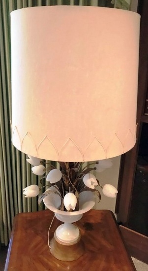 VINTAGE WHITE TULIP BASE LAMP