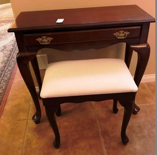 LIKE NEW QUALITY VANITY TABLE W/ QUEEN ANN STOOL