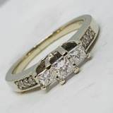 14KT WHITE GOLD .70CTS DIAMOND RING FEATURES .30CTS CENTER DIAMOND