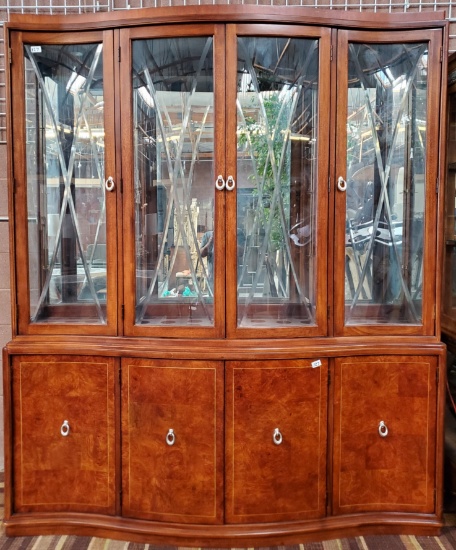 LARGE MAHOGANY 3 DOOR CHINA HUTCH/CHINA CABINET 6 1/2X6 1/2, WITH LIGHTS , BY THOMASVILLE