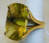 14 KT YELLOW GOLD AND CANARY QUARTZ RING, 13.6 GRAMS