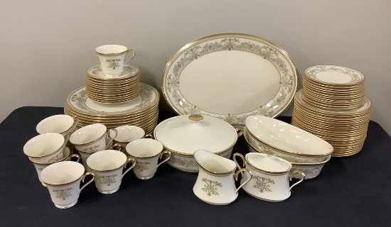 Set Fine China By Lenox - Castle Garden, 12 10½" Dinner Plates, 20 8" Lunch