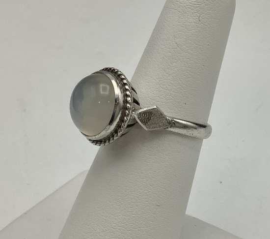 18kt & Moonstone Ring - Size 6 (4.6g Total Weight)