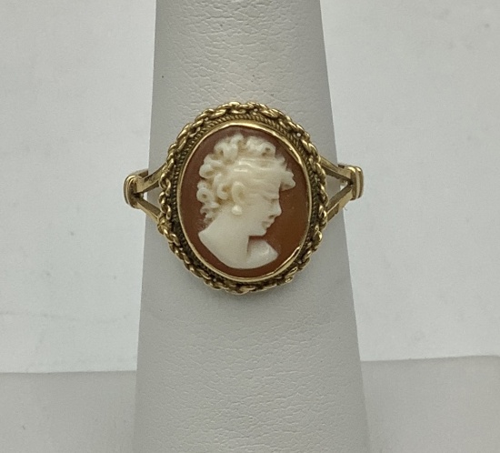 18kt (750) Cameo Shell Ring - Size 4½ (2.7g Total Weight)