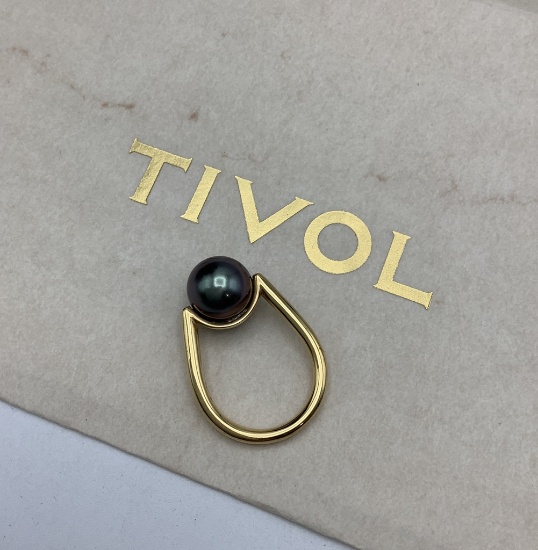 18kt Tivol Ring W/ U Shape Top Set W/ Black Tahitian Schoeffel Pearl (10mm