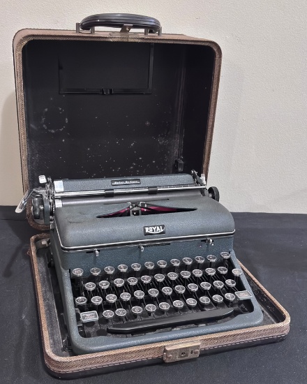 Vintage Royal Typewriter - Quiet Deluxe, W/ Case