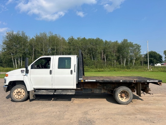 2007 GMC C4500 Crew Cab flatbed truck w/lift