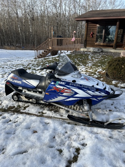 2004 Polaris 500 XC snowmobile w/ electric start & reverse 3500 miles very clean