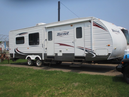 Keystone Hornet 32RLSS travel trailer w/ 2 slide outs (very clean unit)