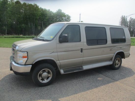 2008 Ford E150 Wheelchair Lift Van 5.4L Triton V8  141k miles.
