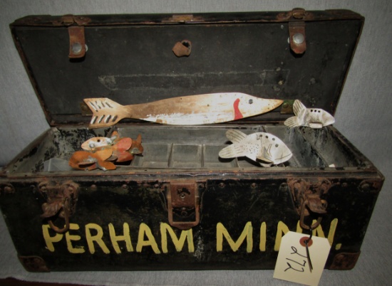 Spearing fish decoy box with decoys