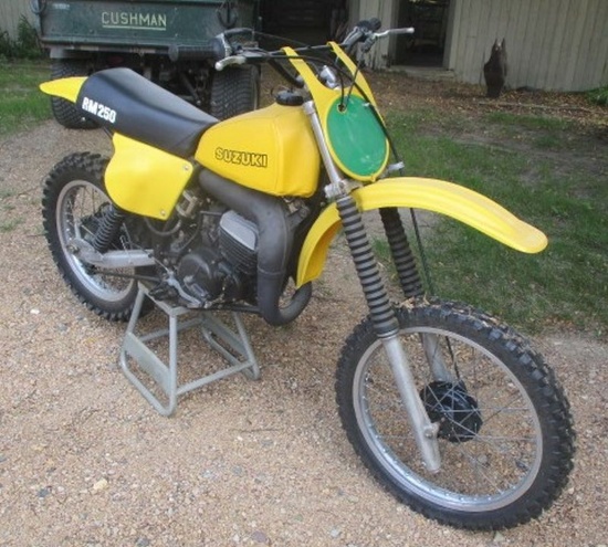 1978 Suzuki RM 250 collectible dirt bike, very nice condition, runs & drives as it should