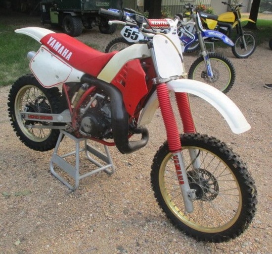 1986 Yamaha 250 collectible dirt bike, very nice condition, runs & drives as it should