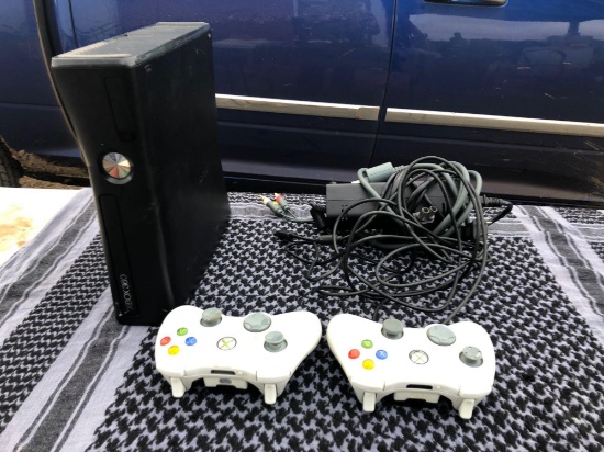 #1086 XBOX 360 w/2-Controllers