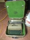 BL-Vintage Remington Typewriter with Case
