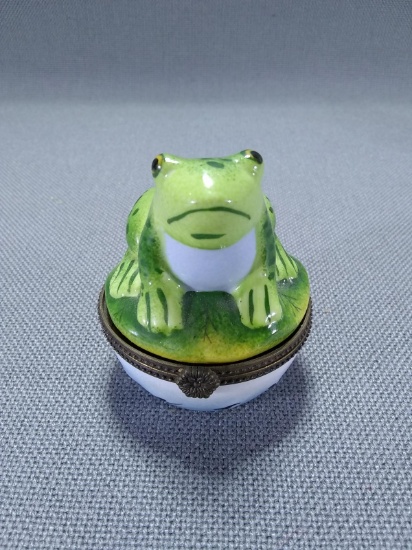 Enamelled Frog Hinged Pill Box