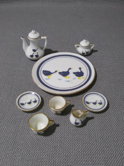 Microminiature Goose Child's Tea Set