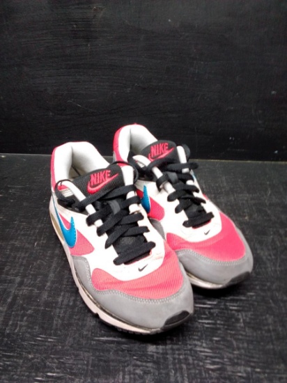 Pair 600 Nike Air Max Women's 7.5 Shoe