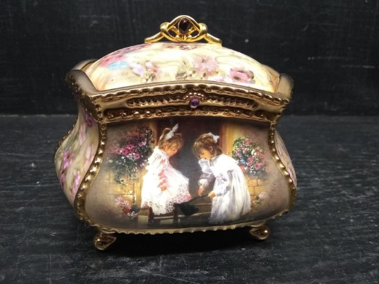 Ardleigh Elliott Shared Memories Heirloom Porcelain Music Box "My Sister, My Friend"