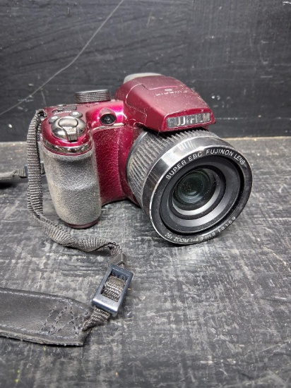 Camera - Finepix S 14 Megapixels - UNTESTED