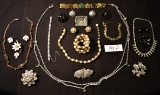 GROUP OF LADIES VINTAGE FASHION JEWELRY