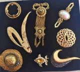 8 BROOCHES