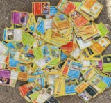 860 POKEMON CARDS + TRAINERS AND ENERGY CARDS