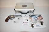 Gun. S&W Model 627-5 V8 357 mag cal Revolver (PC)