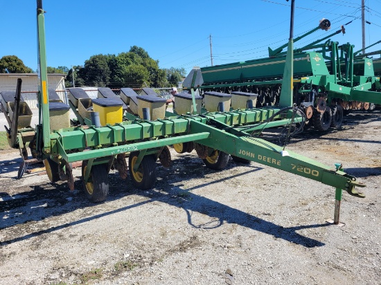 JOHN DEERE 7200 6 ROW 30" SPACING PLANTER