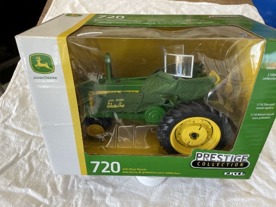 JD 720 Toy Tractor w/heat houser