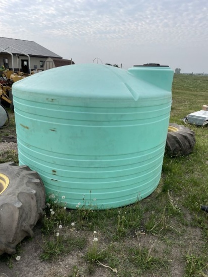 Green 1500 Gal Water Tank