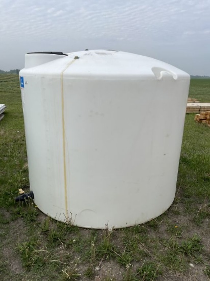 White 1500 Gal Water Tank