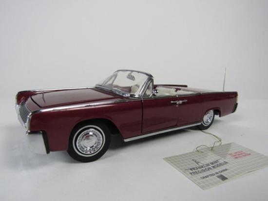 1961 Lincoln Continental Convertible Franklin Mint 1:24 scale die-cast car.