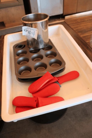 Dough Bin with Muffin Pan & Pan Holders