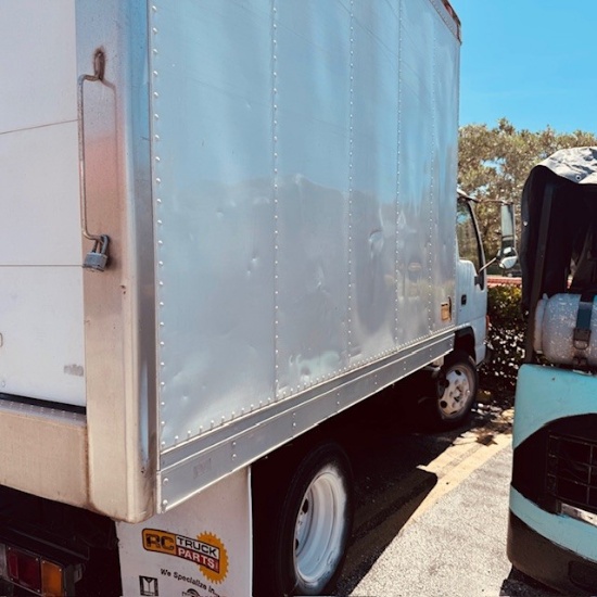 Isuzu 2003 10' Box Truck