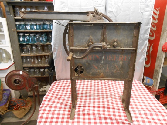 JOHN DEERE ONE HOLE CORN SHELLER