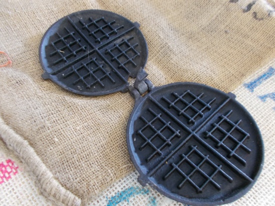 BRIGHTEN #7 WAFFLE MAKER - BOTTOM BROKEN