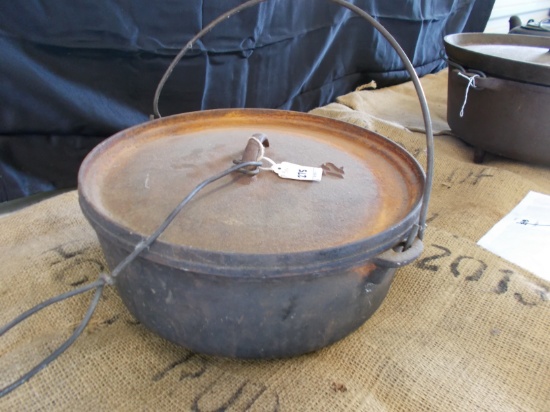 THREE LEGGED CAST IRON 12IN DUTCH OVEN