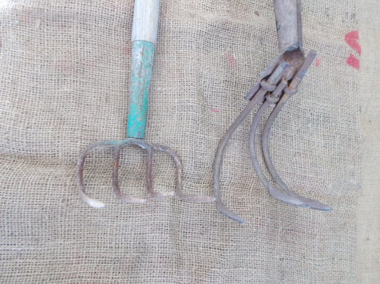 QTY 2) GARDEN HOES