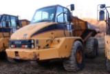 CAT 725D ARTICULATED DUMP TRUCK W/ TAILGATE, SHOWING 11,567 HOURS, S/N CAT00725TB1L00827